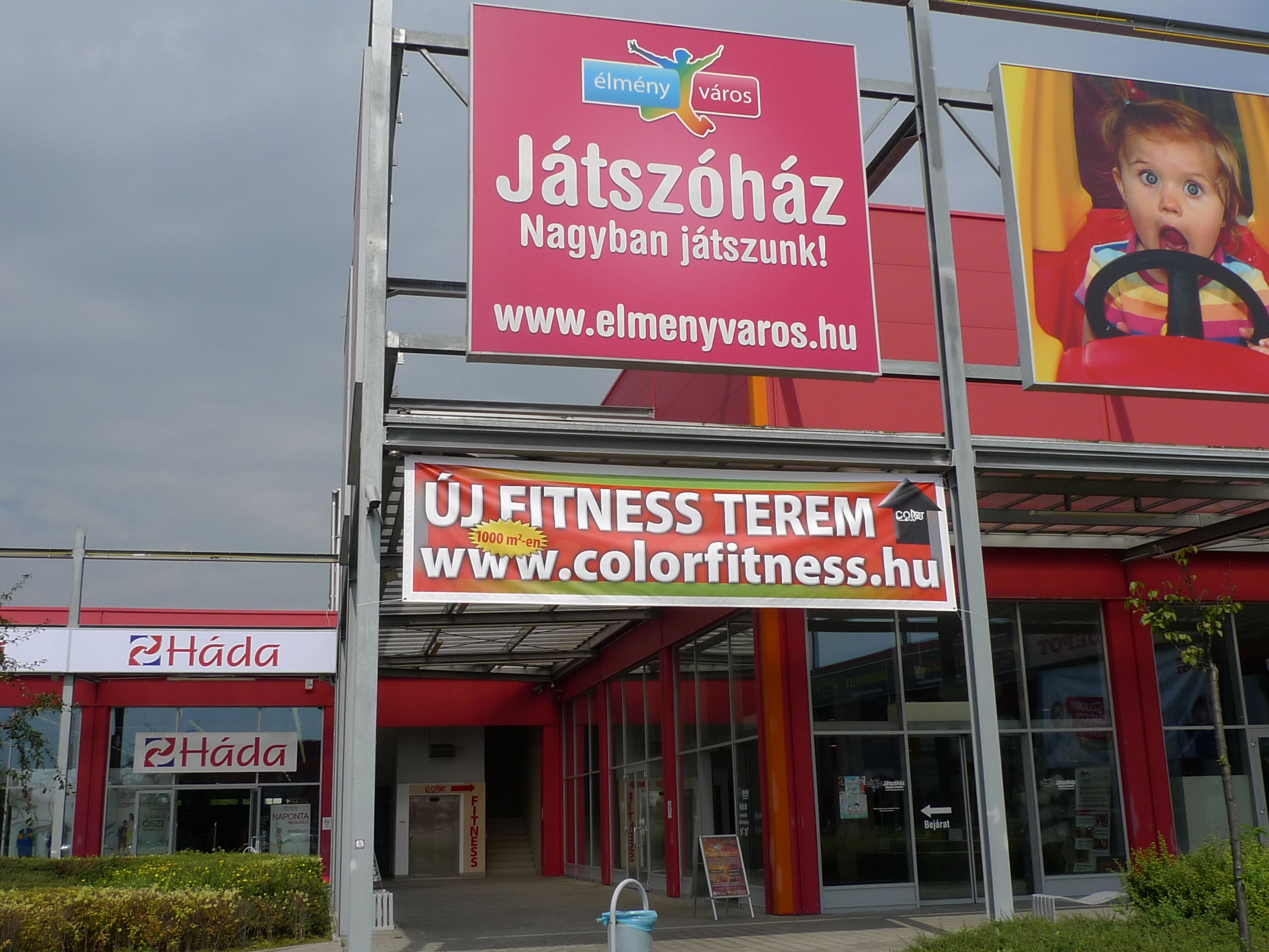 Reklámtábla épületen Reklámtábla épületen